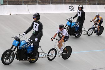 Steher-Sommerpreis in Chemnitz: Ein Heidenauer Bahnrad-Duo stiehlt den Meistern die Show - Andre Hagen (rechts hinter Schrittmacher Udo Becker/Nummer 1) gewann vor den Lokalmatadoren Robin Rautzenberg (Sven Lohse) den Steher-Sommerpreis des RSV Chemnitz.