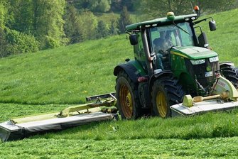 Steht das Erzgebirge vor der nächsten Trockenzeit? - Auf diesem Feld in Waldkirchen hat die Bauernland AG mit der Grünfutterernte begonnen. Bei starker Sonneneinstrahlung besteht die Gefahr des Ausbrennens.