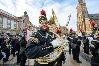 Steht die beliebte Chemnitzer Bergparade 2026 auf der Kippe? Googles KI sorgt für Verwirrung - Die traditionelle Bergparade in Chemnitz lockt jährlich Tausende Besucher an.