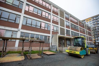 Steht die Ex-Allende-Schule in Plauen nun doch vor dem Abriss? OB Zenner spricht von einer „Investitionsruine“ - Hat auch von außen eine Frischekur nötig: die ehemalige Allende-Schule.