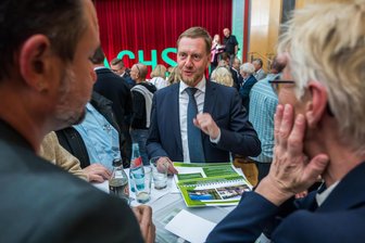 Stehtische statt Bühne: Was Bürger in Werdau Kretschmer ins Gesicht sagten - Ministerpräsident Michael Kretschmer nahm sich viel Zeit für individuelle Gespräche. Dabei ging es unter anderem um Bildung, Energiewende und Verkehrsprojekte.