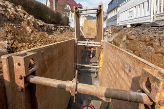 Steigen Abwassergebühren massiv an? - Die Erneuerung von Alt-Kanälen wie hier in der Pockauer Rathausstraße wird für Abwasserzweckverbände künftig teuer. 