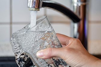 Steigen die Wasserpreise in der Region? - Der Tagesverbrauch pro Kopf an Wasser ist im Gebiet des ZWA im vergangenen Jahr gesunken, auch weil die Bevölkerungszahl rückläufig ist. Müssen Verbraucher das künftig mit höheren Preisen ausgleichen?