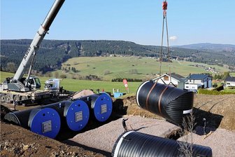 Steigen nun bald die Gebühren? Wasserwerke Westerzgebirge unter starkem Kostendruck - Eine große Investition des Zweckverbands Wasserwerke Westerzgebirge war 2022 der Bau des neuen Hochbehälters Segen Gottes in Breitenbrunn. Etwas Ähnliches wird 2023 in Sosa vorbereitet und 2024 gebaut.