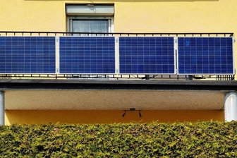 Steigende Energiepreise: Große Genossenschaft in Freiberg genehmigt "Balkonkraftwerke" - Steckersolargeräte können auch am Balkonrückwand montiert werden. Doch Großvermieter in Mittelsachsen stehen der Genehmigung an Mehrfamilienhäusern teils kritisch gegenüber.