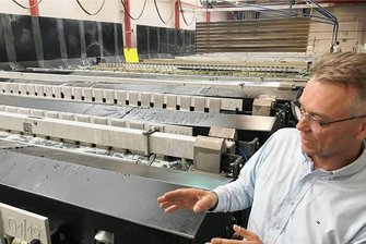 Steigende Energiepreise: Wirtschaft funkt SOS - Eric Müller, Chef der Firma Alucolor in Chemnitz, spürt schon die Vorboten einer Wirtschaftskrise. "Wir merken, dass sich kaum einer mehr zu bauen traut", sagt er. Der Bau ist einer der Hauptkunden der Firma, die vor allem Fassaden und Fassadenelemente aus Alu veredelt und färbt.