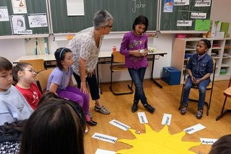 Steigende Flüchtlingsanzahl stellt Schulen vor Probleme - Lehrerin Silke Langer unterrichtet an der Charles-Darwin-Grundschule Chemnitz Kinder von Zuwanderern aus Tschechien, Albanien, Libyen und anderen Ländern im Fach Deutsch als Zweitsprache.  