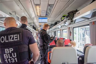 Steigende Flüchtlingszahlen: Unterwegs mit der Bundespolizei auf der rollenden Balkanroute - Auf Patrouille im Zug von Prag nach Dresden: Bis zu 30 Kilometer nach der Grenze darf die Bundespolizei stichprobenartig Einreisende kontrollieren.