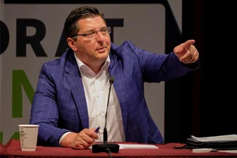 Steigende Flüchtlingszahlen: Vogtland-Landrat bildet „Krisenstab Asyl“ - „Die Stimmung im Volk kocht. Der Integrationswille sinkt.“ Der CDU-Politiker und Landrat des Vogtlandkreises Thomas Hennig hat einen „Krisenstab Asyl“ gebildet und übt scharfe Kritik an der Einwanderungs- und Asylpolitik der Bundesregierung.