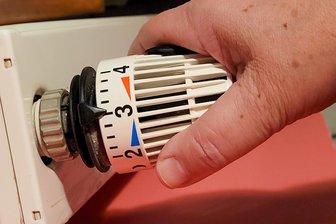 Steigende Heizkosten: Chemnitzer Großvermieter testet Alternative zu Fernwärme und Gas - Die Heizkosten sind deutlich gestiegen. Die Chemnitzer Siedlungsgemeinschaft (ca. 5000 Wohnungen) will eines ihrer Wohngebiete nun nachhaltig selbst mit Energie versorgen.