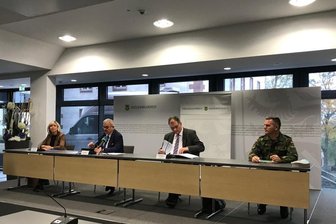Steigende Infektionszahlen im Erzgebirge: Bundeswehr hilft bei Corona-Tests - Über die aktuelle Corona-Situation im Landkreis informierten am Mittwoch Landrat Frank Vogel, Frank Reißmann, Abteilungsleiter Soziales und Ordnung des Landratsamtes Erzgebirgskreis, Christiane Porges, Geschäftsführerin des Erzgebirgsklinikums Annaberg, als Vertreterin der kommunalen Krankenhäuser sowie ein Verbindungsoffizier der Bundeswehr, mit dem das Landratsamt seit Frühjahr im Austausch steht.