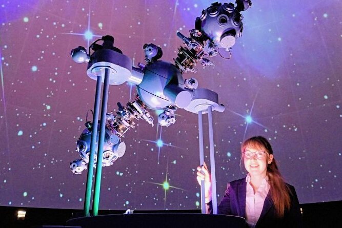 Steigende Kosten lassen Drebacher Preise steigen - Im Drebacher Zeiss-Planetarium freuen sich Programmgestalterin Sabrina Fritsch und ihre Kollegen über gestiegene Besucherzahlen. 