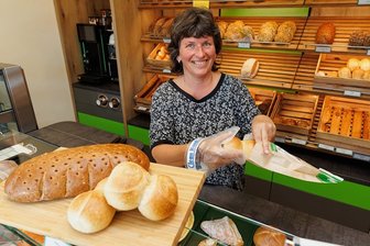 Steigende Preise treiben Kunden vom Bäcker zum Supermarkt: Droht das Handwerk auszusterben? - Madeleine Einenkel ist Verkäuferin in der kleinen Bäckerei am Mühlweg in Wiesa. Im Geschäft bekommt sie nahezu täglich zu spüren, dass die Kunden gerade weniger Geld für Backwaren ausgeben. 