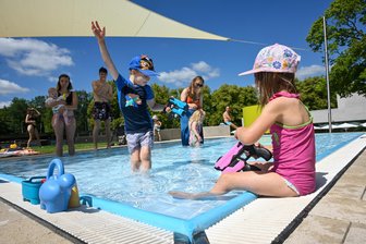 Steigende Temperaturen: Chemnitzer Freibäder ab Donnerstag wieder regulär geöffnet - Badespaß im neuen Freibad in Chemnitz-Bernsdorf.