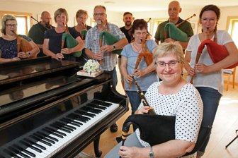 Steigerlied erklingt als Dudelsackvariante - Dudelsacklehrerin Karin Beier (vorn) mit ihren Schülern im vorigen Sommer im Geyer-Haus. Einige werden zum Tag des offenen Denkmals die Gäste des Umgebindehauses mit dem Steigerlied begrüßen. 