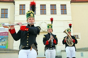Steigerlied erklingt an Schloss Freudenstein - Melanie Höser (Querflöte), Cora Göhler (Klarinette) und Jens Göhler (Wagnertuba) spielen den Steiger vor dem Schloss Freudenstein in Freiberg.