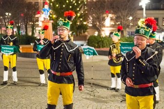 Steigerlied erklingt auf Auer Markt -