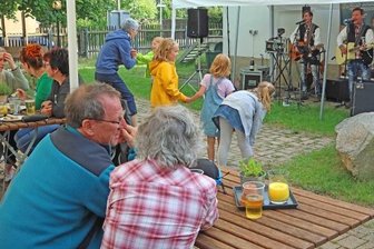 "Steigermarsch" eröffnet die Saison - Rocco Löser (links) und Marc Tyson aus Schlettau gastierten am Mittwochabend im Biergarten der Erdbeerschänke in Leubnitz-Forst. 
