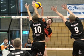 Steigerung bleibt unbelohnt - Diagonalangreifer Kay Trautvetter (hinten) wurde am Ende als wertvollster Spieler (MVP) auf Zschopauer Seite ausgezeichnet. 