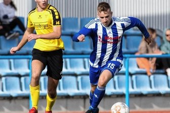 Steigerung nötig - Toni Hahn (r.), hier im Duell mit dem Freiberger Tilman Oehme, und die Mittweidaer Fußballer wollen den Abwärtstrend stoppen.