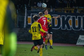 Steigerung wird nicht belohnt: VFC Plauen unterliegt dem Tabellenzweiten aus Halle - Can-Deniz Tanriver (hinten) und Philipp Heller unterlagen dem Tabellenzweiten vom Halleschen FC (hier gegen Robin Friedrich) im Nacholspiel mit 1:2.