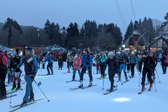 Steigfellmetzelei am Fichtelberg: „Die härtesten Bedingungen, die wir je hatten“ - Start zur 5. Steigfellmetzelei. Da liegt das Starterfeld noch eng beieinander.