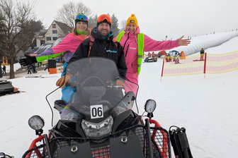 Steigfellmetzelei im Erzgebirge: Die ersten Bilder vom Extrem-Event am Fichtelberg - Zum Team der mehr als 50 Helfer gehören unter anderem (links) Elisabeth Stürmer aus Dresden, Mareike Böhm aus Chemnitz sowie Robert Menzel aus Oberwiesenthal.