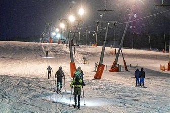 Steigfellmetzelei in Oberwiesenthal: Warum sich manche bei Dunkelheit achtmal auf den Berg quälen - Am Anfang der Steigfellmetzelei wartet gleich der dickste Brocken: Der Aufstieg unter der Seilbahn zum Fichtelbergplateau. Später geht es neben den Schleppliften etwas gemäßigter zu.