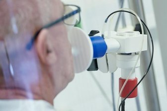 Steigt das Long-Covid-Risiko mit jeder Corona-Infektion? - Das RKI definiert Long-Covid als gesundheitliche Beschwerden, die jenseits der akuten Krankheitsphase einer SARS-CoV-2-Infektion von vier Wochen fortbestehen oder neu auftreten.