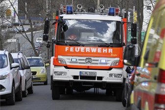 Steigt Plauens Feuerwehr aus dem Rettungsdienst aus? - Bisher sind einige Berufsfeuerwehrleute in Plauen sowohl bei Bränden als auch im Rettungsdienst im Einsatz. Ob das so bleibt, darüber soll zum Jahresende der Stadtrat entscheiden. Die Stadtverwaltung und mehrere Stadtratsfraktionen haben dazu unterschiedliche Auffassungen. 