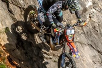 "Steil bergauf und steiler bergab" - Nichts für schwache Nerven: Marcel Teucher muss mit seiner Maschine während des Enduro-Panorama 2018 in Rumänien eine Felswand hinab. Ab Mittwoch versucht der Wiesaer erneut, mit dieser 300er KTM nahezu unbezwingbar erscheinende Passagen zu bewältigen.