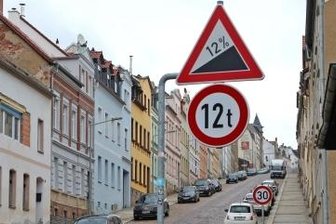 Steile Wand für Laster tabu - Für die Steile Wand werden neue Verkehrsschilder benötigt. Die Tonnagebegrenzung wird von 12 auf 3,5 Tonnen reduziert.