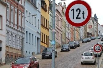 Steile Wand für Laster tabu - Für die Steile Wand werden neue Verkehrsschilder benötigt. Die Tonnagebegrenzung wird von 12 auf 3,5 Tonnen reduziert. 