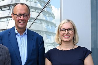 Steiler Aufstieg für Kretschmers Favoritin: Diese Sächsin gehört zur künftigen Merz-Bundesregierung - Designierte Staatsministerin für Sport und Ehrenamt: die CDU-Bundestagsabgeordnete Christiane Schenderlein, hier bei einem Termin im Vorjahr mit dem damaligen Partei- und Fraktionschef Friedrich Merz, der demnächst Bundeskanzler werden dürfte.