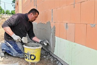 Stein auf Stein: Anbau an Turnhalle Wiederau soll bald fertig sein - Mitarbeiter der Dathe Bau GmbH errichten derzeit den neuen Anbau an der Turnhalle Wiederau. 