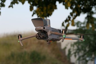 Stein bei Königshain-Wiederau: Feuerwehr sucht per Drohne nach Vermisstem - Diese Drohne der Peniger Feuerwehr kam jetzt bei der Suche in Stein zum Einsatz.