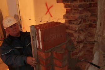 Stein für Stein ein Abschied vom Flair einer früheren Kaserne - In jenem Gebäude der Altstadtkaserne, das das Deutsche Rote Kreuz übernehmen wird, sind die Bauarbeiten bereits in vollem Gange: Steffen Nestler mauert im Erdgeschoss einen Türstock. Bereits im Oktober 2013 sollen hier die ersten Mieter einziehen.