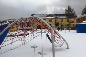 Steinberg will Grundschule und Kita Rothenkirchen sanieren - Soll im Frühjahr abgeschlossen werden: die Neugestaltung der Sport- und Spielflächen an der Grundschule Rothenkirchen. Im Hintergrund Schulhaus und Sporthalle, deren Verbindungsgebäude die Gemeinde sanieren möchte.