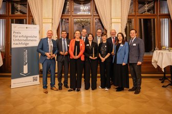 Steinberger Firma mit Sächsischem Meilenstein ausgezeichnet - Monty Tepper (vorn, 2. v. li.) von der MTS-Moling Tec bei der Preisübergabe.