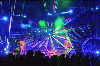 Steine im Dittersdorfer Steinbruch leuchten wieder - Die Lasershow stellt am späten Samstagabend stets einen Höhepunkt der „Leuchtenden Steine“ dar.