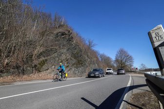 Steine landen immer wieder auf der B 175: Pendlerstrecke zwischen Glauchau und Waldenburg bleibt acht Wochen gesperrt - Über die B 175 zwischen Glauchau und Waldenburg rollen täglich rund 6000 Fahrzeuge. In Remse macht sich eine Vollsperrung erforderlich.