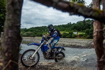 Steine, Schlamm und Schnee - Auch Fließgewässer wie dieses waren für Jens Fritzsch keine große Hürde. Seine 20 Jahre alte Yamaha, die er vorher den Anforderungen entsprechend umgebaut hatte, hielt gut durch und brachte den 51-Jährigen Stollberger sicher ins Ziel.