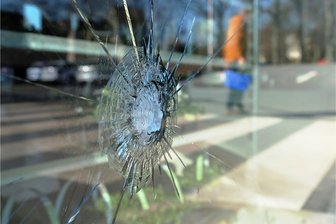 Steine und Stahlkugeln fliegen in Reichenbach: Wer stoppt die Täter? - Gesplitterte Scheibe am Lidl an der Zwickauer Straße. 