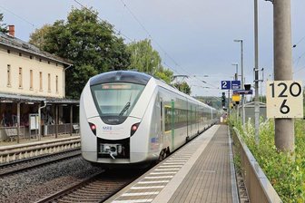 Steinewerfer auf Bahnstrecke zwischen Dresden und Zwickau: Bundespolizei sucht Zeugen - Auf Züge der Mitteldeutschen Regiobahn hatten es in den vergangenen Wochen offenbar Steinwerfer abgesehen. Nun sucht die Bundespolizei Zeugen.