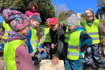 Steingarten in Tannenbergsthal wird zum Lernort für Kinder - Jürgen Seidel erklärte den Kindern, weshalb Insektenwohnungen gebraucht werden.