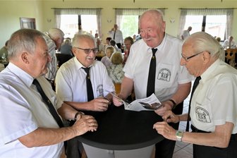 Steinkohlenbergbauverein Zwickau begeht Tag des Bergmanns - Der Vereinsvorsitzende Frieder Heinz im Plausch mit Heinz-Jürgen Andrä, Frank Hartzsch und Rudi Eitner (v. l.).