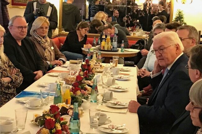 Steinmeier-Besuch: Bundespräsident in Freiberg als Kriegstreiber beschimpft - Bundespräsident Steinmeier diskutiert im Café Hartmann in Freiberg mit Bürgern. 