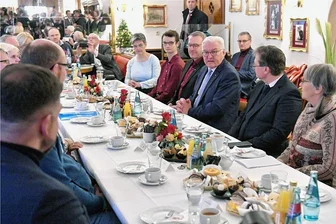 Steinmeier in Freiberg: Tafelrunde mit dem Bundessorgenfresser - Corona geistert noch durch viele Köpfe. Das erlebte Bundespräsident Frank-Walter Steinmeier (vierter von rechts) bei der "Kaffeetafel kontrovers" im traditionsreichen "Café Hartmann" in Freiberg. 