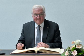 Steinmeier überrascht Stollberg: Was der Bundespräsident ins Goldene Buch schrieb - Bundespräsident Frank-Walter Steinmeier hat sich ins Goldene Buch der Stadt Stollberg eingetragen.
