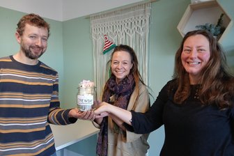 Steinmetz aus Gelenau legt Entwurf für Sternenkinder-Gedenkstätte in Zschopau vor - Linda Heidrich und Lydia Löser (links) überreichen Christoph Reichel das Spendenglas.